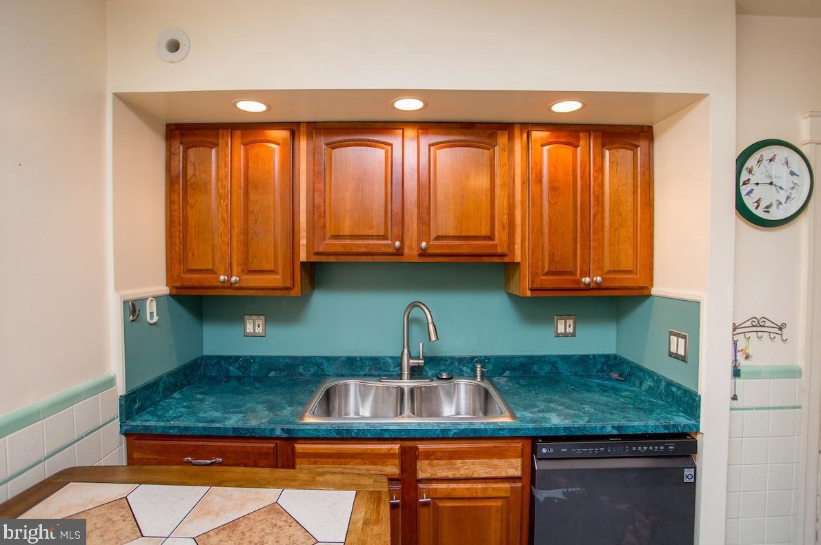 7525 Walnut Ln, Philadelphia PA 19144-2005 exterior