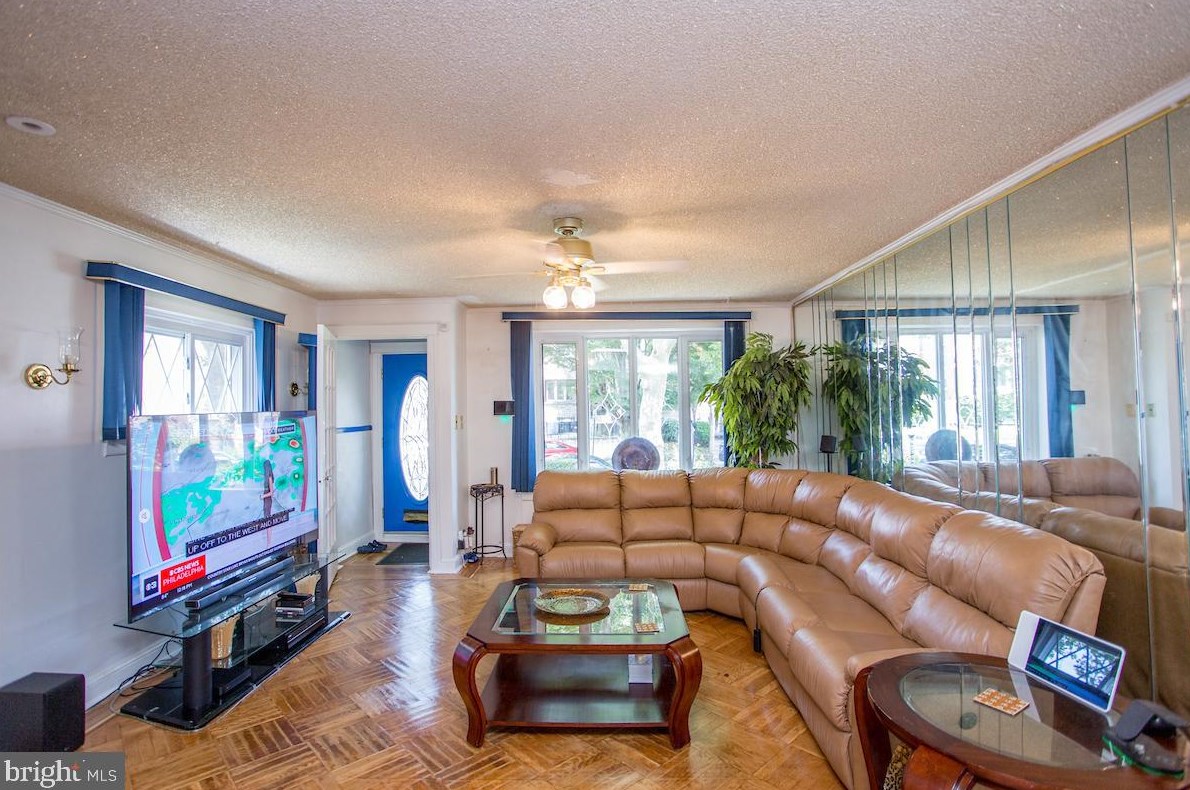 7525 Walnut Ln, Philadelphia PA 19144-2005 exterior