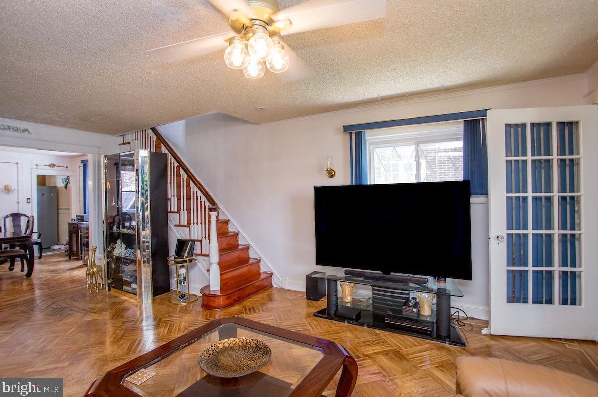 7525 Walnut Ln, Philadelphia PA 19144-2005 exterior