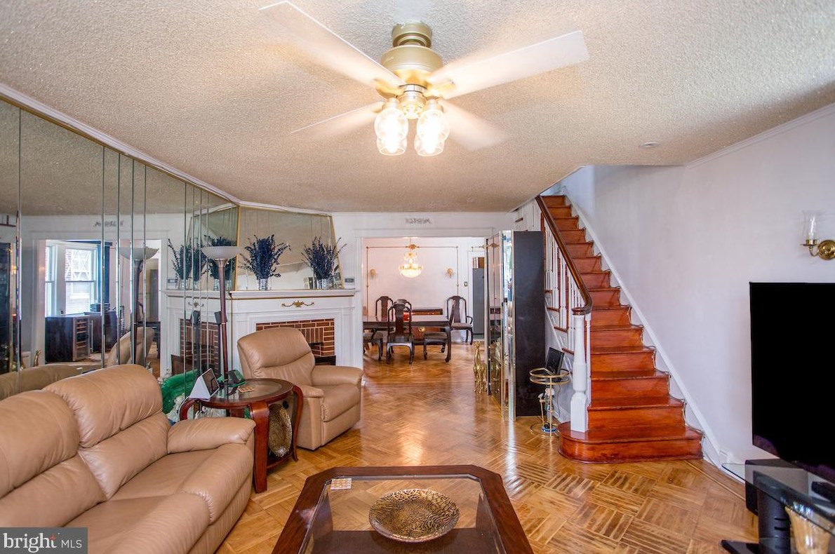 7525 Walnut Ln, Philadelphia PA 19144-2005 exterior