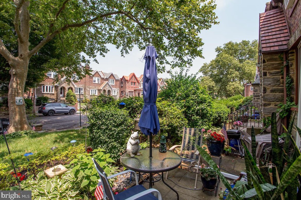 7525 Walnut Ln, Philadelphia, PA 19138-2218