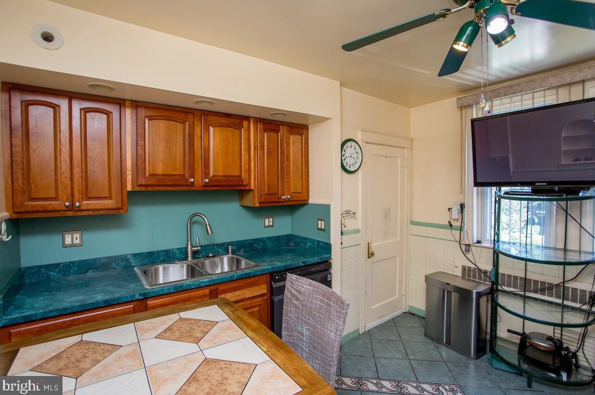 7525 Walnut Ln, Philadelphia PA 19144-2005 exterior