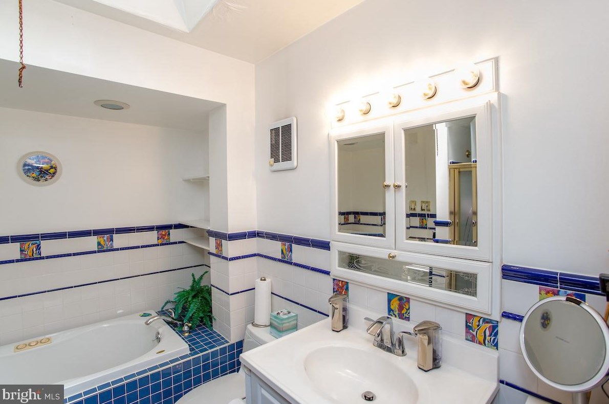 7525 Walnut Ln, Philadelphia PA 19144-2005 exterior