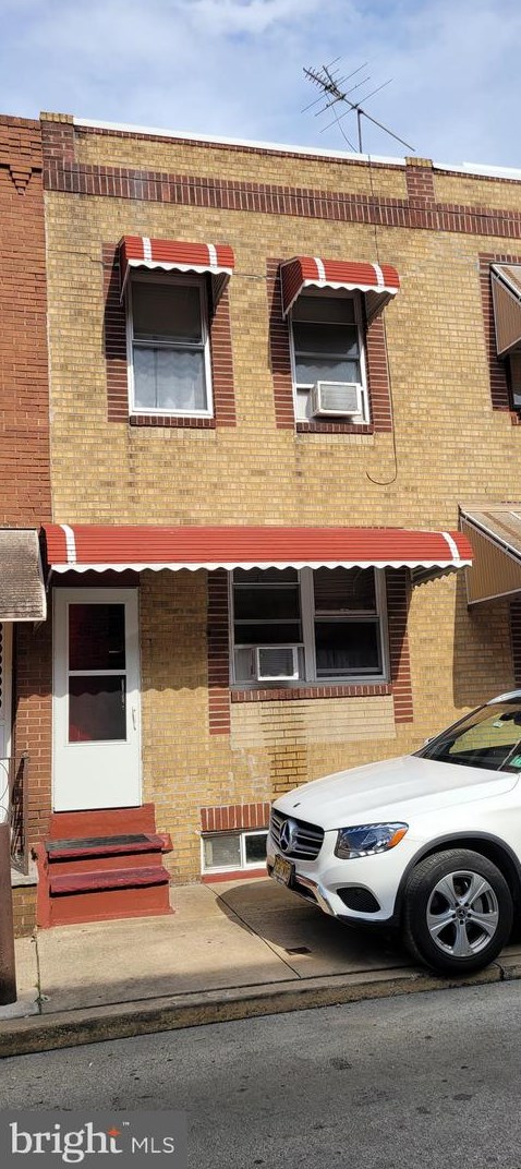 2551 Warnock St, Philadelphia, PA 19133-1639