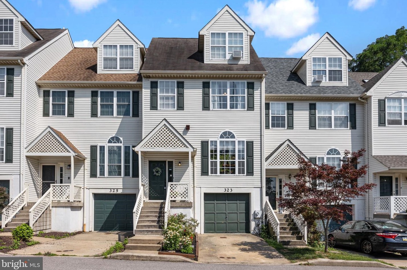 323 Sage Ln, Philadelphia, PA 19128-4556