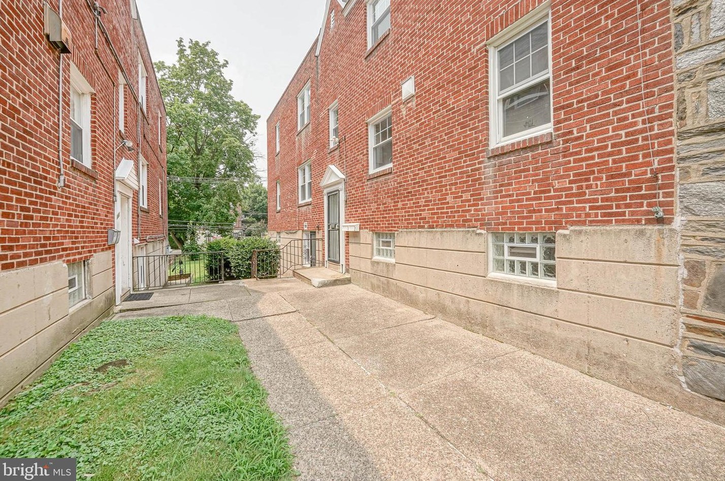 2442 50th St, Philadelphia, PA 19131-1405
