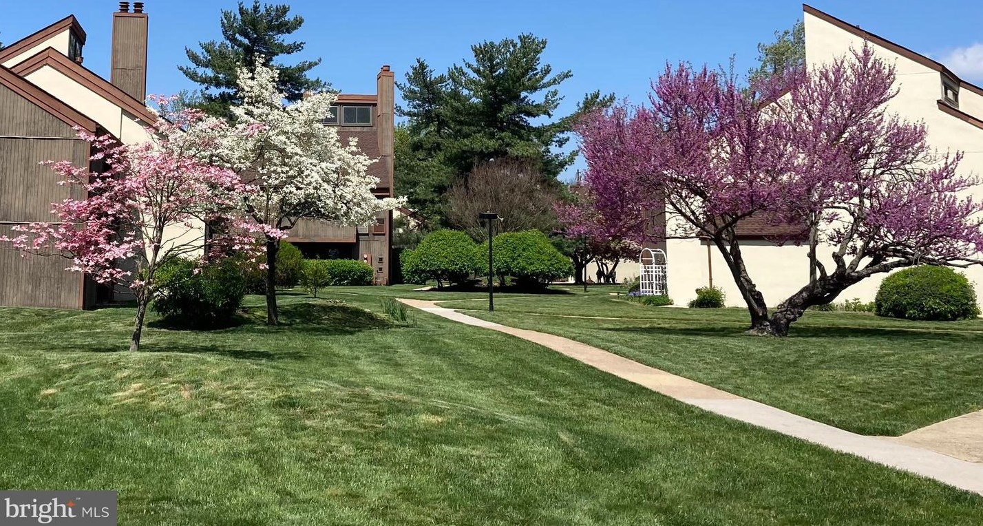 5019 Convent Ln, Philadelphia PA  19114-3138 exterior