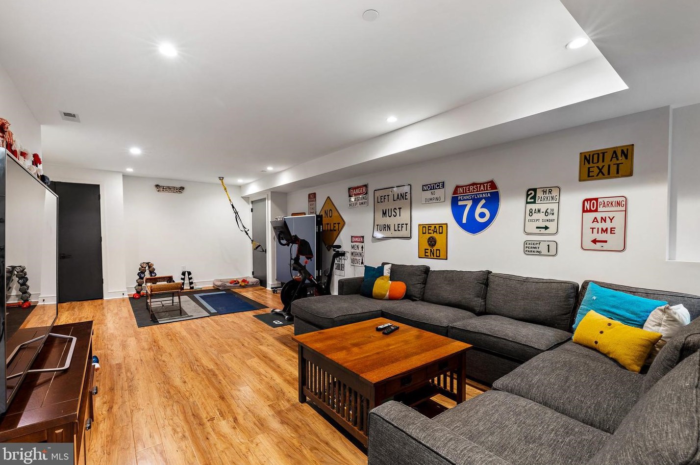 1714 Melon St, Philadelphia PA 19130-3303 exterior