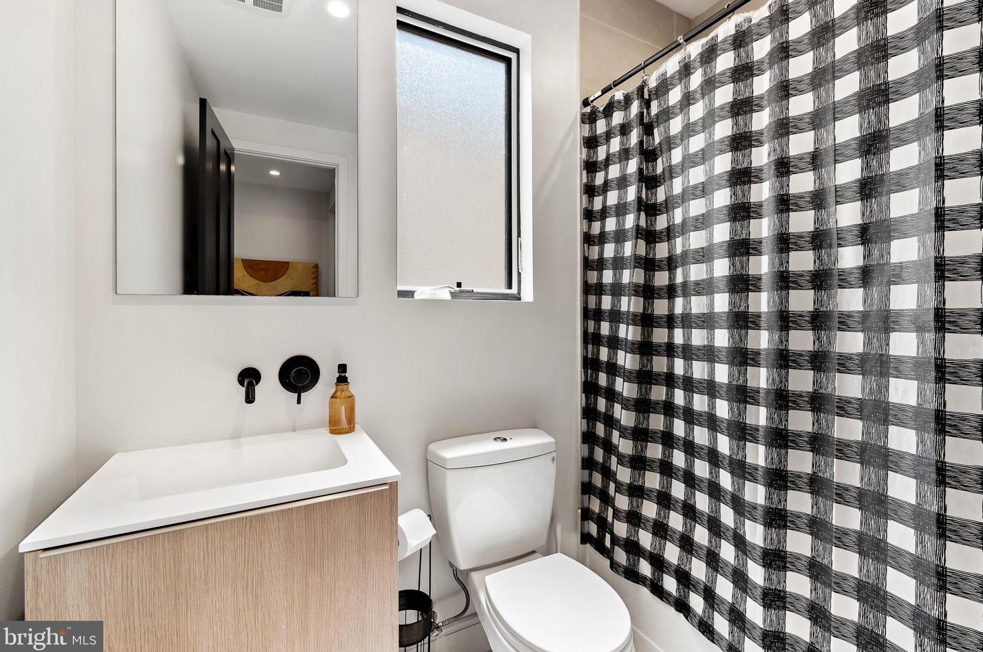 1714 Melon St, Philadelphia PA 19130-3303 exterior