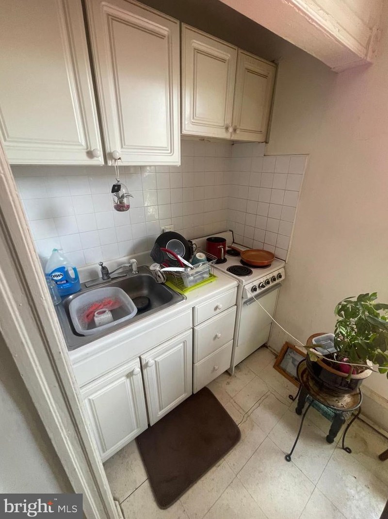 443 Walnut Ln, Philadelphia PA  19144-1054 exterior