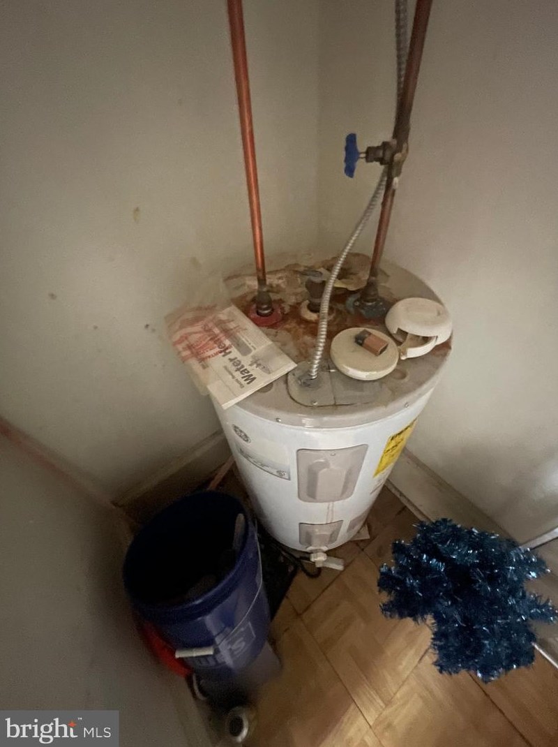 443 Walnut Ln, Philadelphia PA  19144-1054 exterior