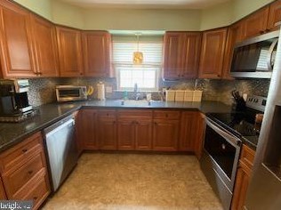 7839 Lawndale Ave, Philadelphia, PA 19111-2618