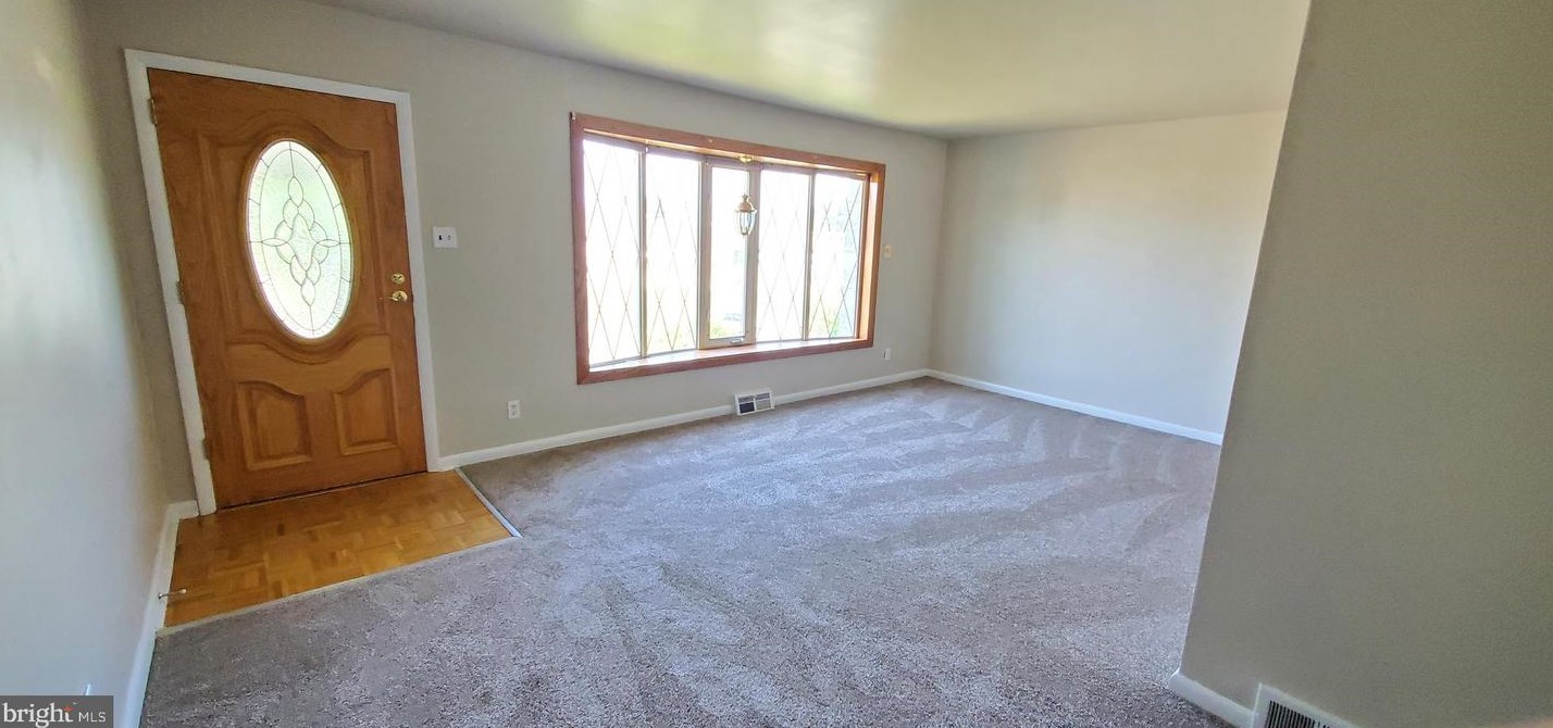 3817 Karen St, Philadelphia, PA 19114-2828