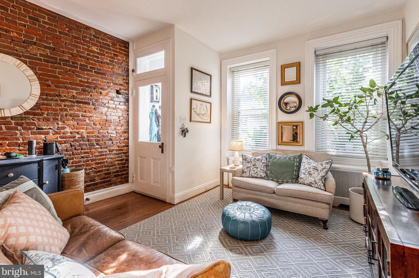 886 Pennock St, Philadelphia, PA 19130-1234