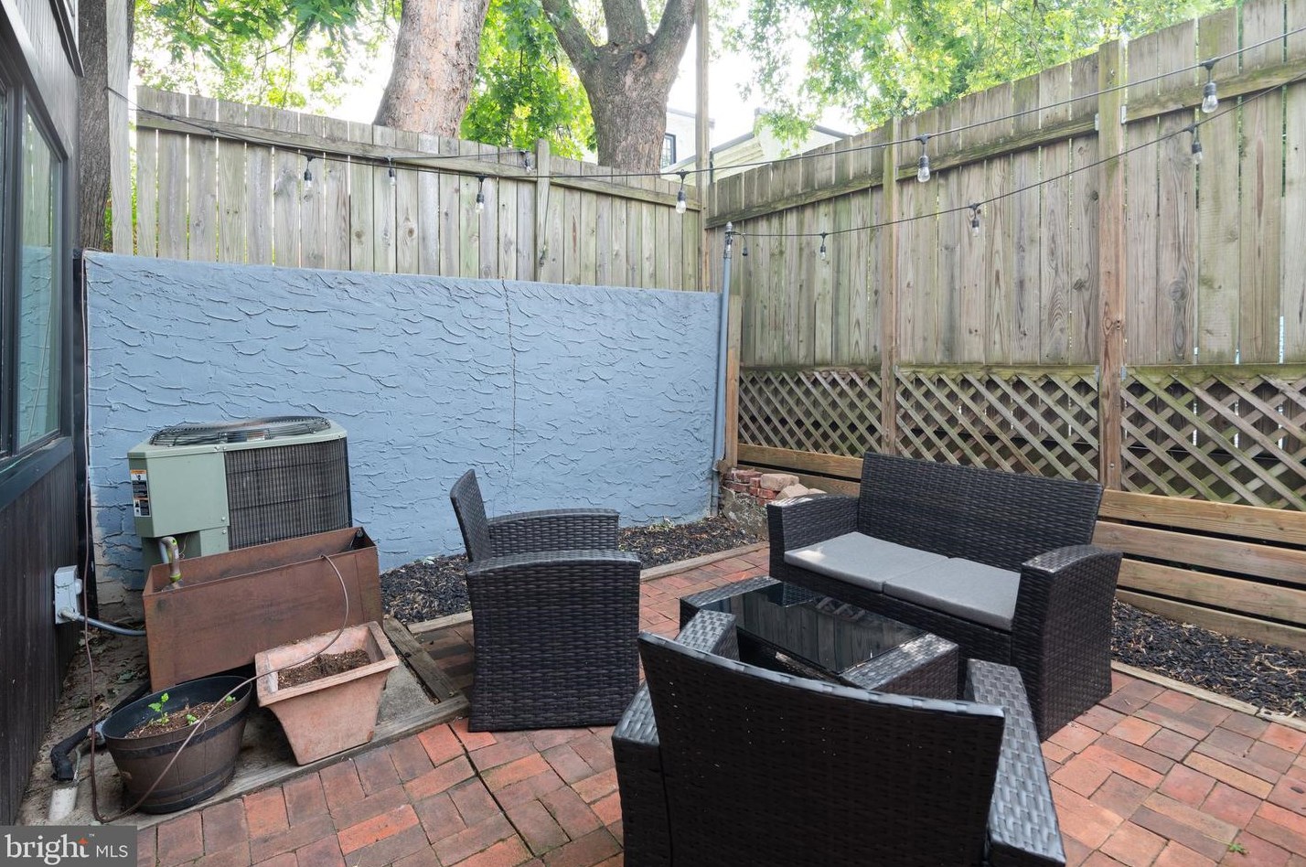 220 Thompson St, Philadelphia PA  19122-4452 exterior