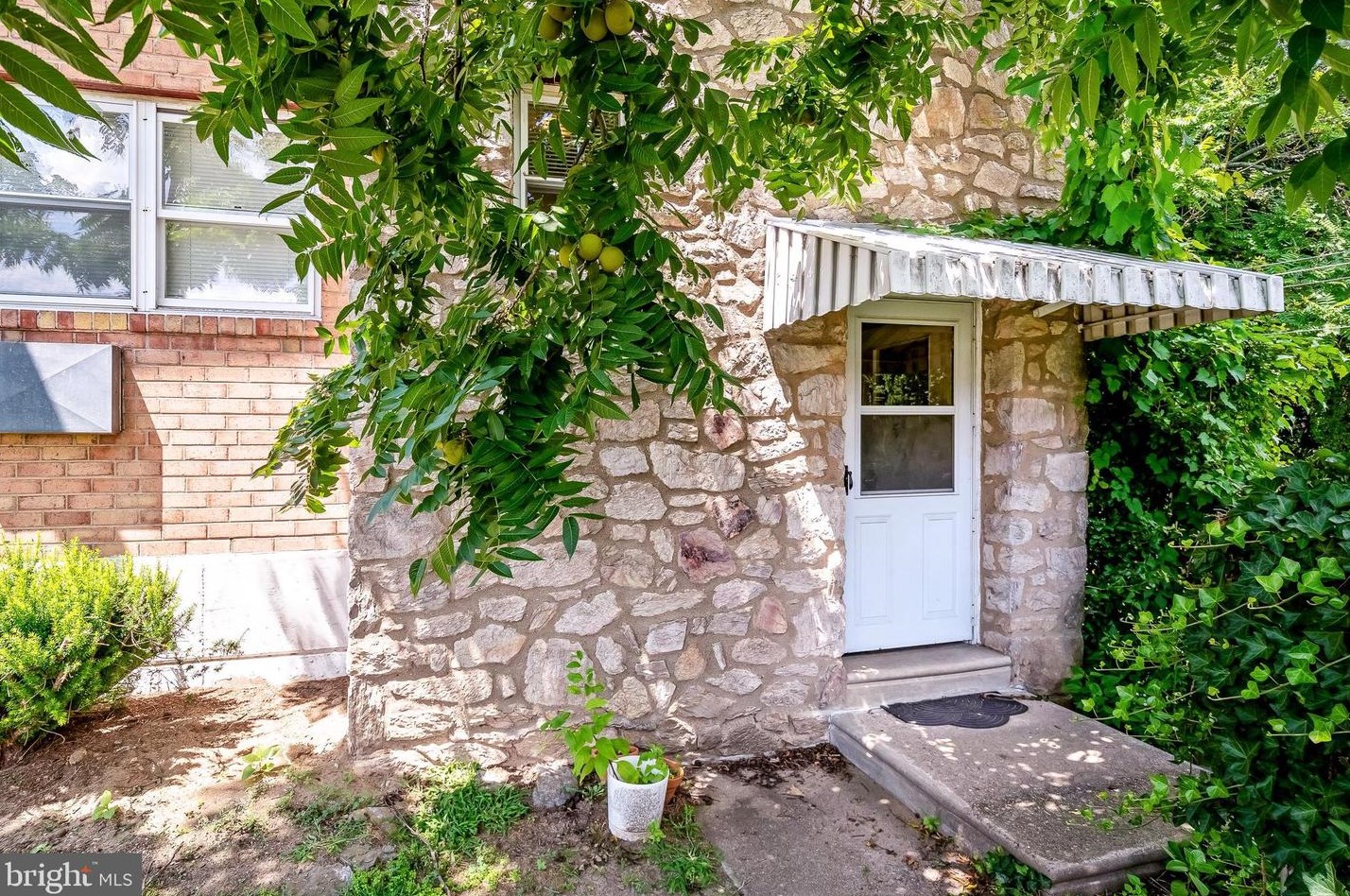 5483 Vicaris St, Philadelphia, PA 19128-2826