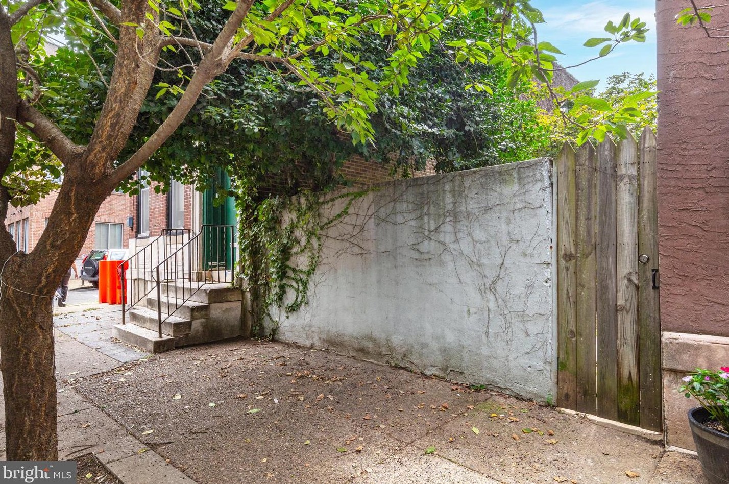 2142 Susquehanna Ave, Philadelphia PA 19121-1325 exterior