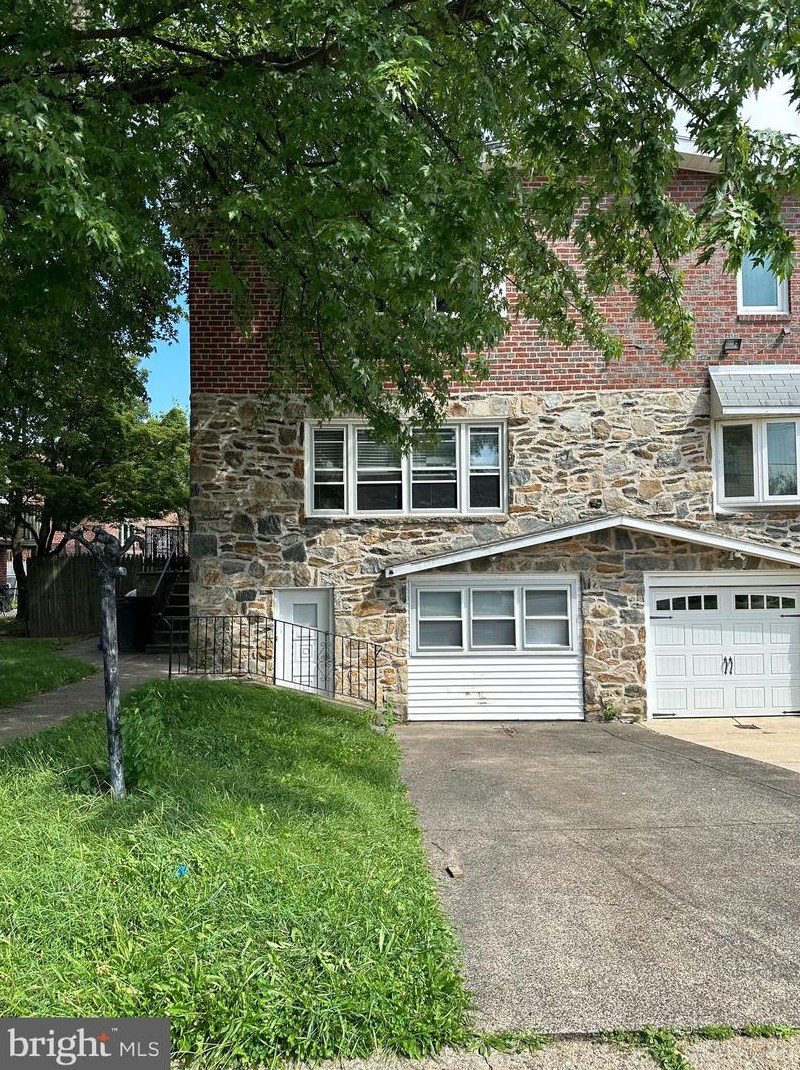 8947 Dewees St, Philadelphia, PA 19152-1417