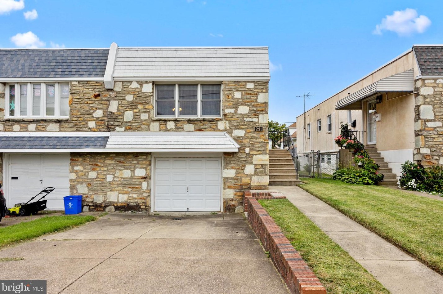 9221 Cottage St, Philadelphia, PA 19114-3911