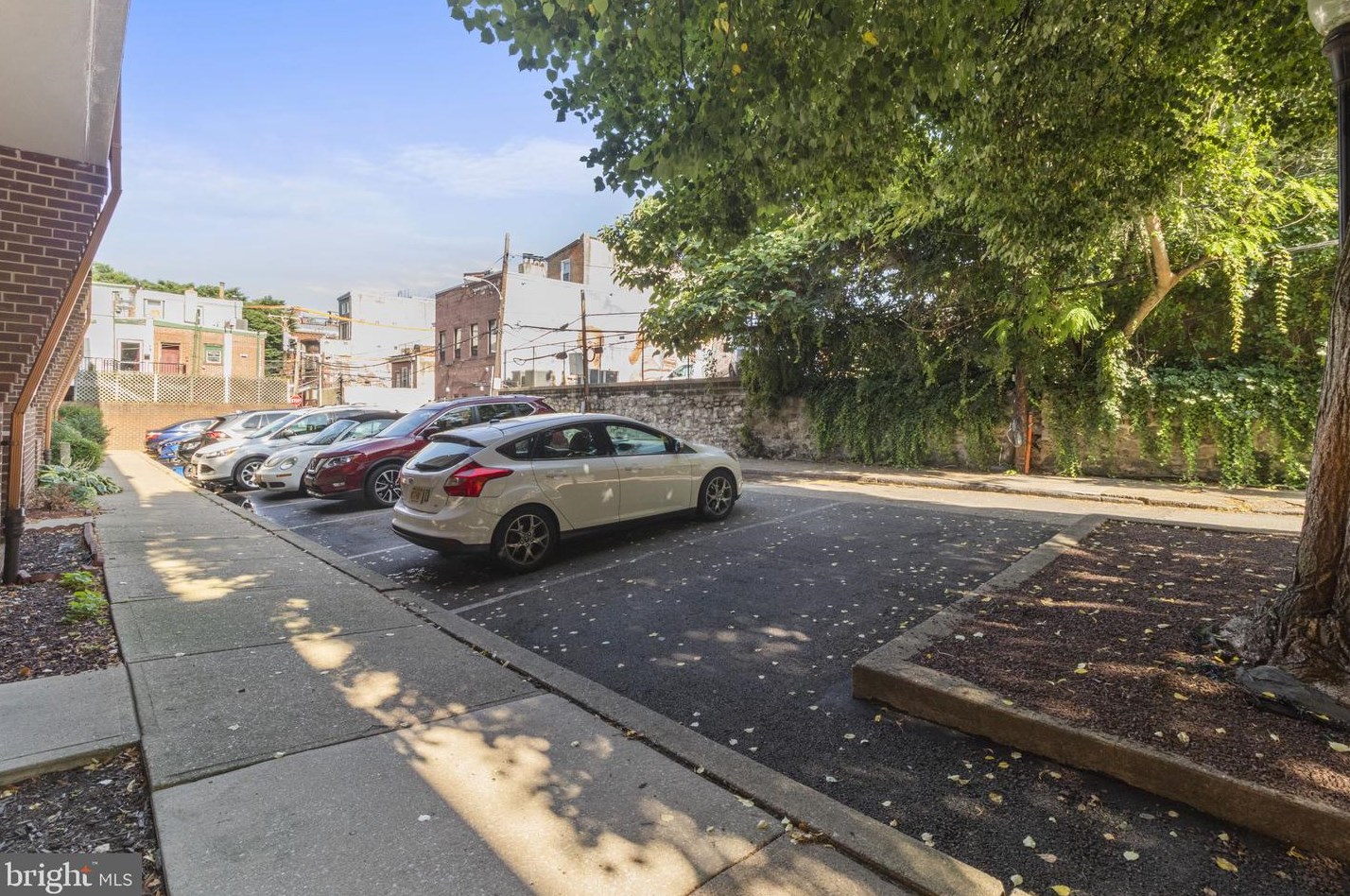 1918 Nectarine St, Philadelphia PA  19130-3845 exterior