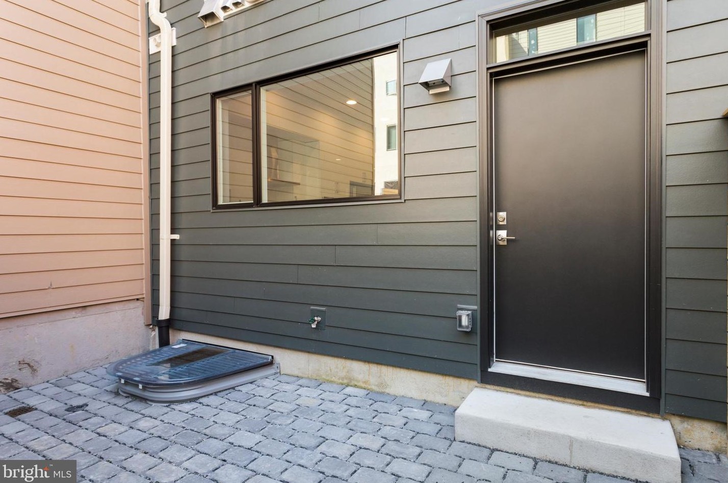 421 Wallace St, Philadelphia PA  19123-0028 exterior