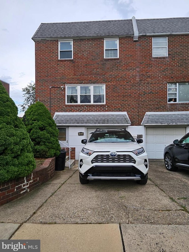 11803 Lockart Rd, Philadelphia, PA 19116-2328