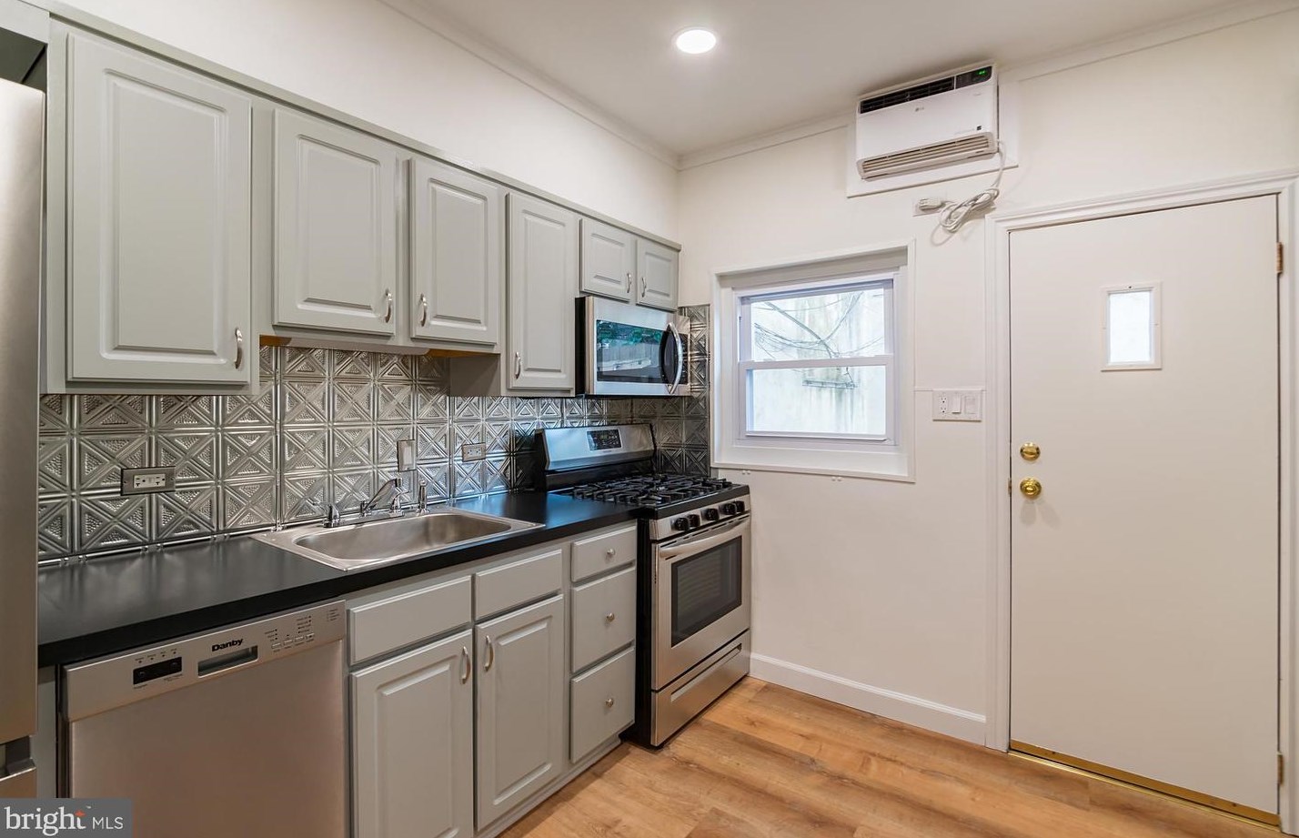 1638 Hewson St, Philadelphia PA  19125-2424 exterior