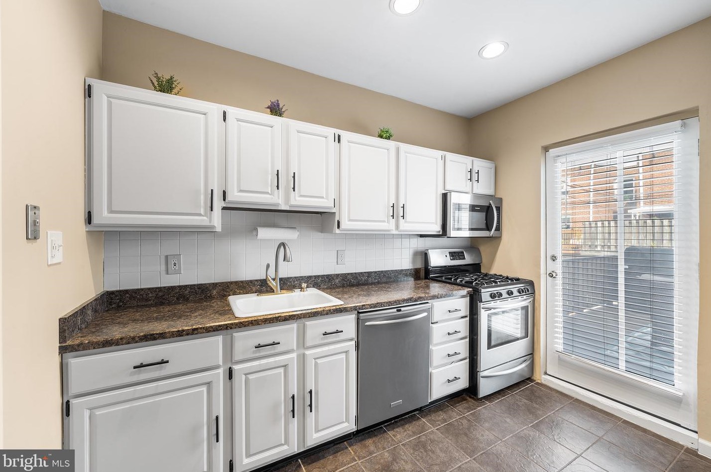 654 Wendover St, Philadelphia PA 19128-1719 exterior