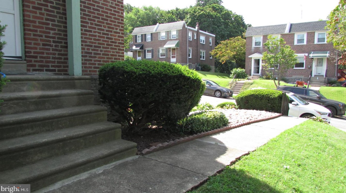 559 Overlook Rd, Philadelphia, PA 19128-2409