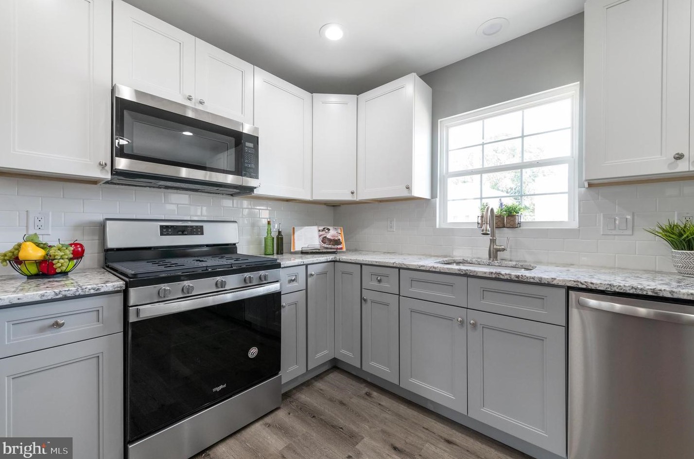 2762 Clayton St, Philadelphia, PA 19152-2103