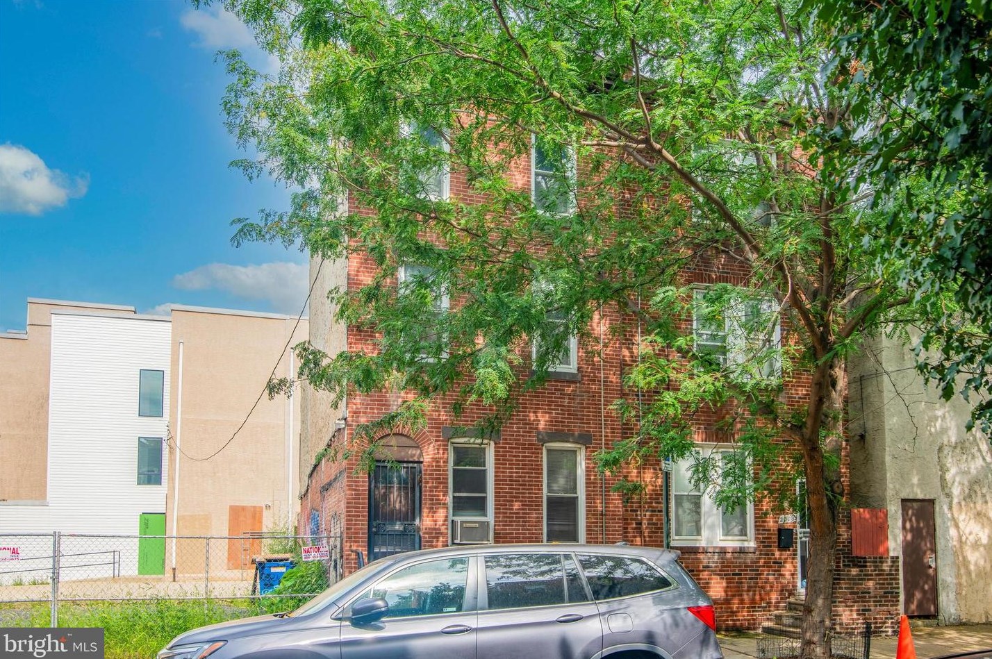 2004 Sepviva St, Philadelphia, PA 19125-1910