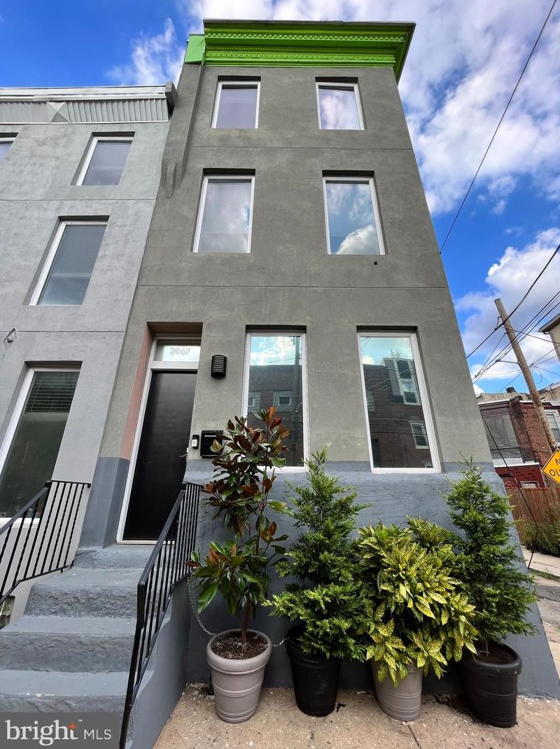 2067 E Sergeant St, Philadelphia, PA 19125