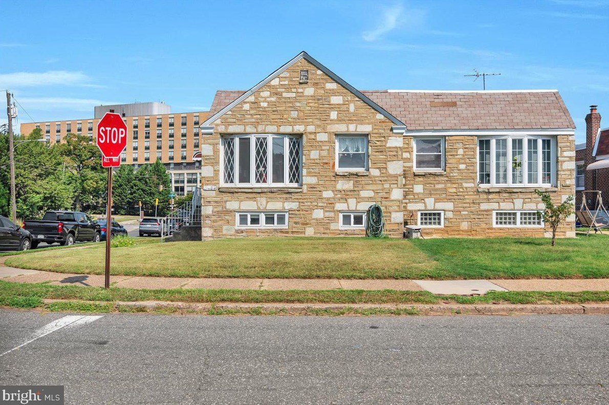 2801 Solly Ave, Philadelphia, PA 19152-3109