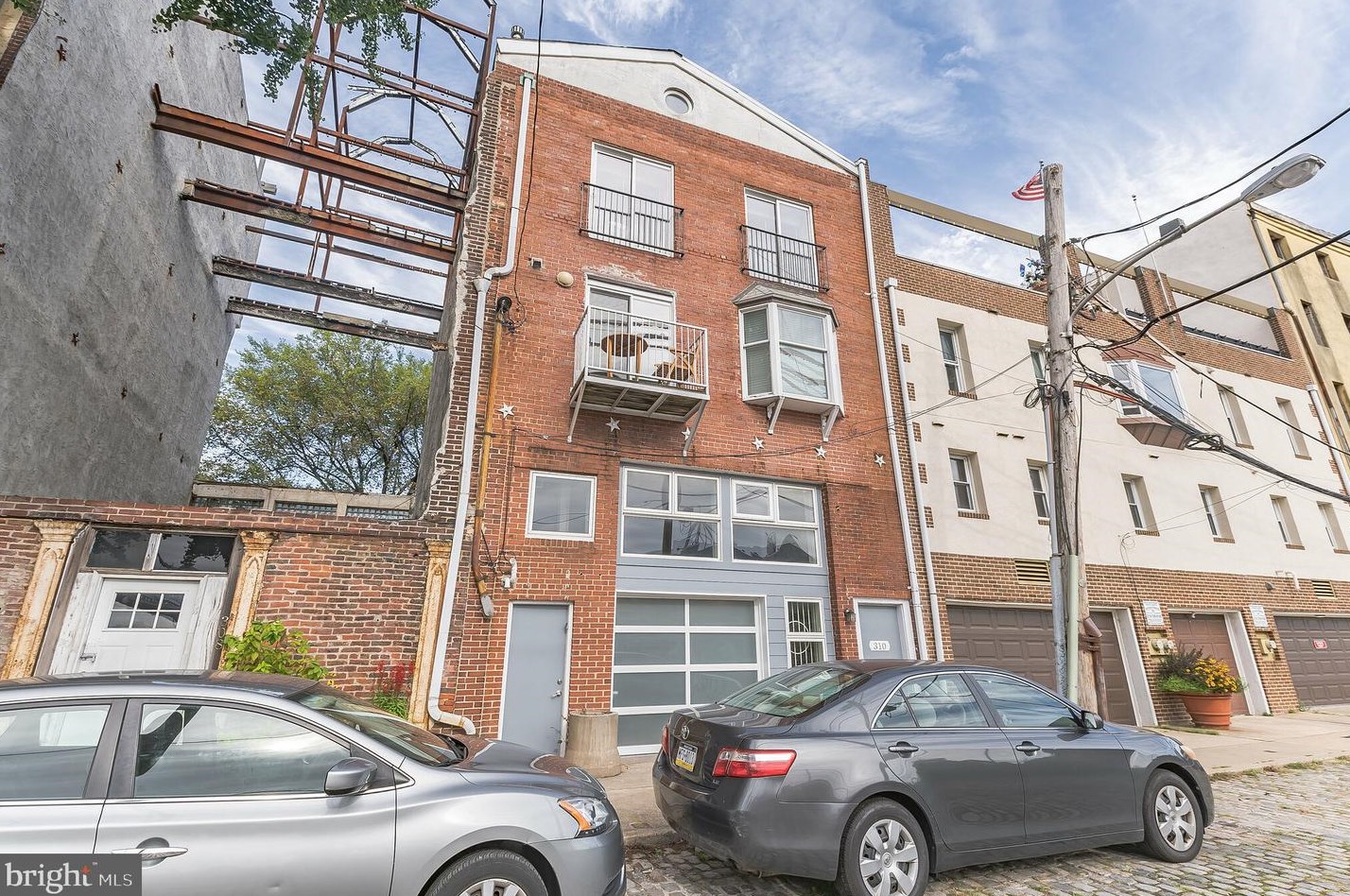310 Water St, Philadelphia PA  19106-1426 exterior