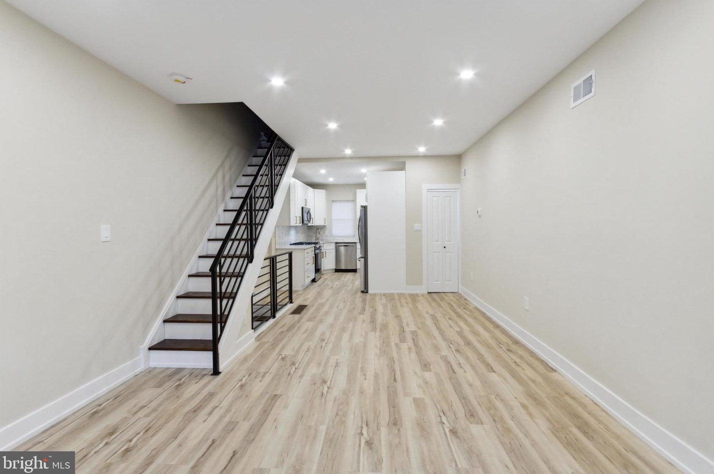 2440 Lambert St, Philadelphia, PA 19145-4212