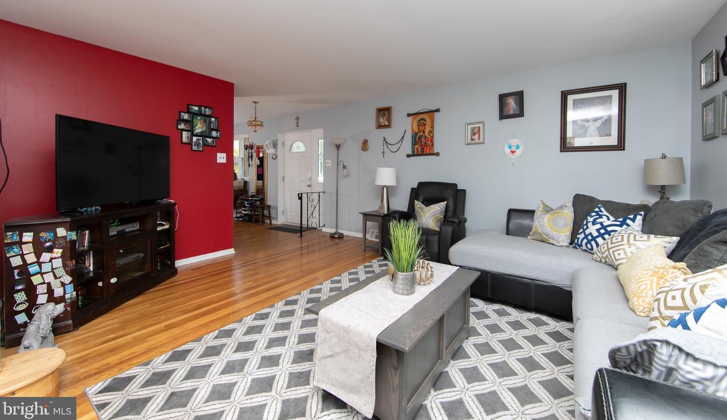 10927 Lockart Rd, Philadelphia PA  19116-3135 exterior