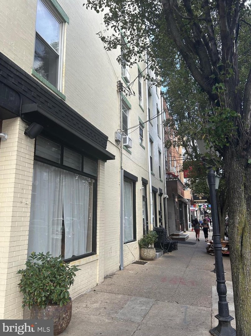 822 S 9th St #3, Philadelphia, PA 19147