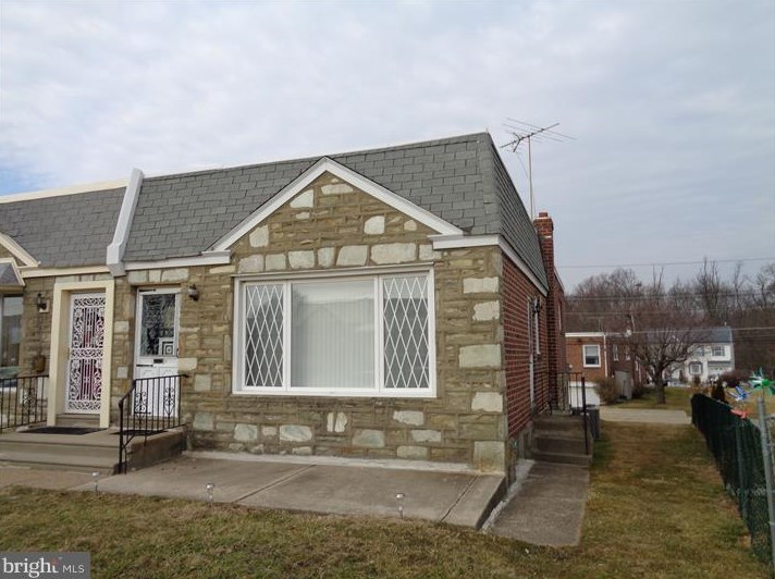 8358 Langdon St, Philadelphia PA  19152-1702 exterior