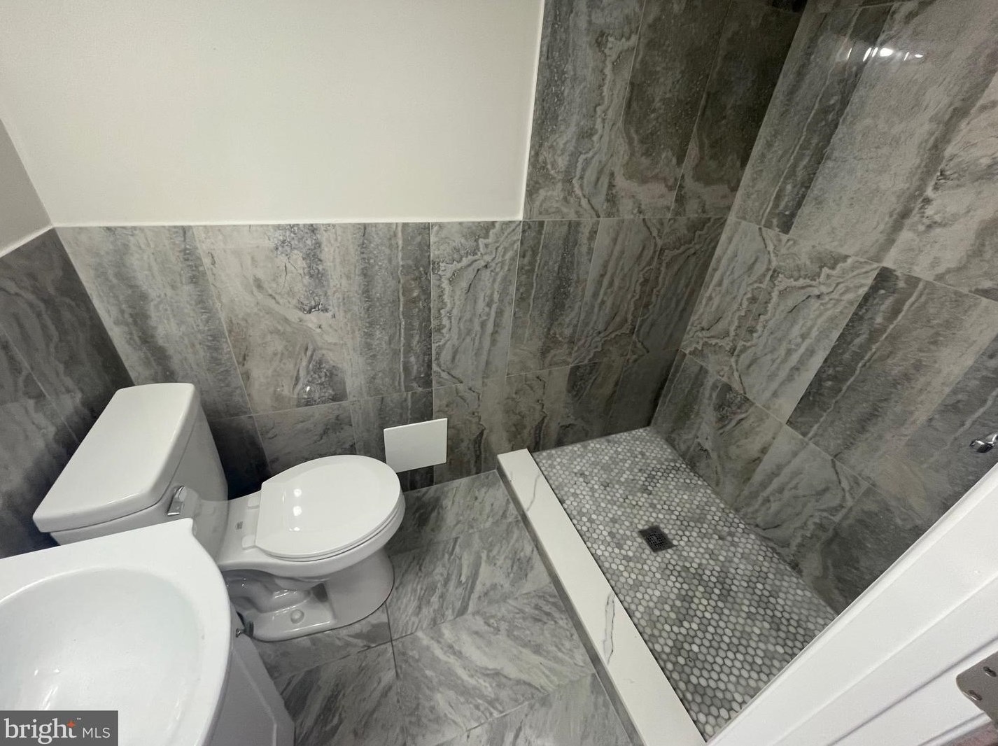 7825 Chelwynde Ave, Philadelphia PA 19153-1702 exterior