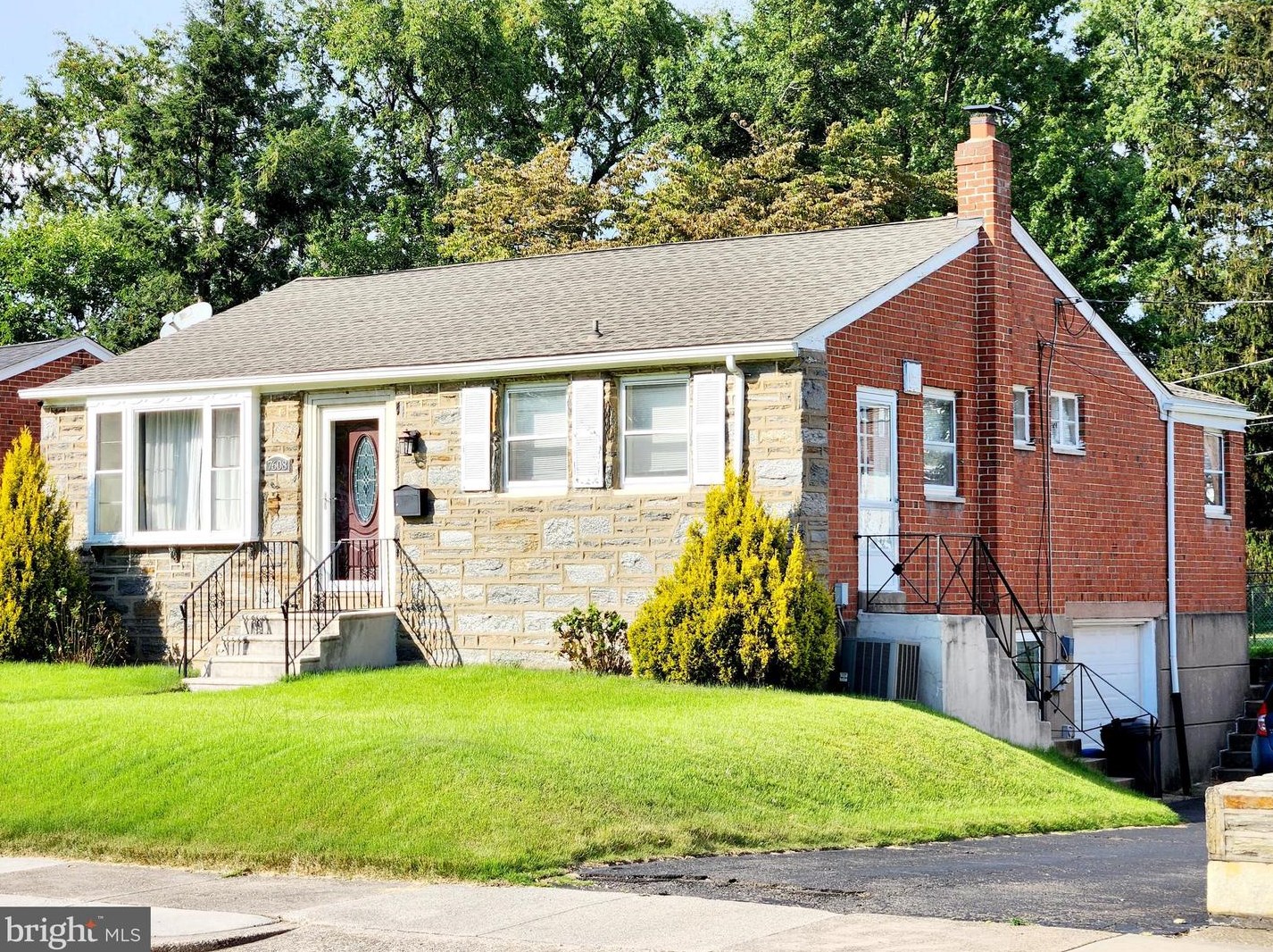 7608 Brocklehurst St, Philadelphia, PA 19152-3902