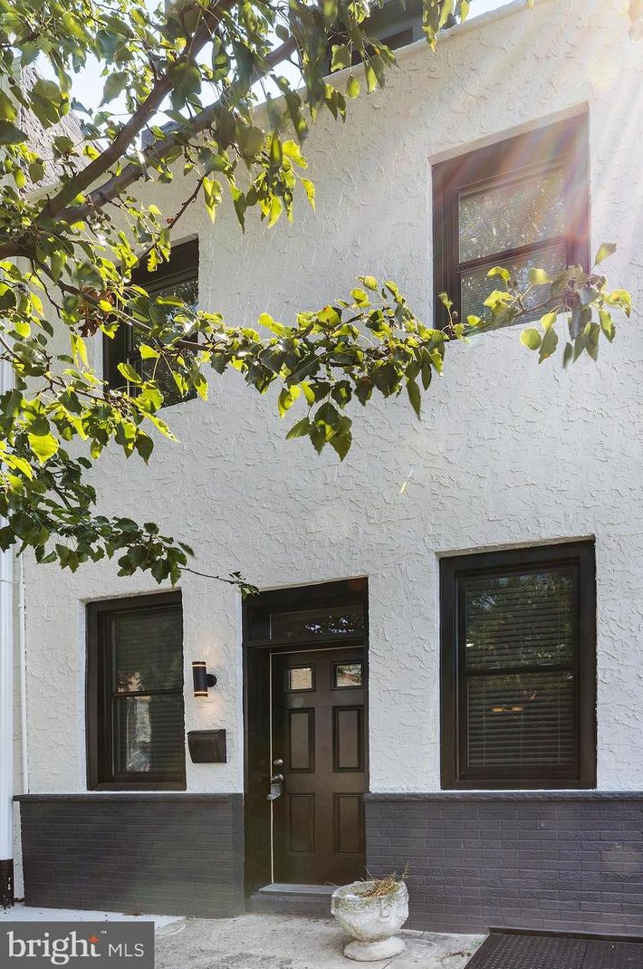 943 Passyunk Ave, Philadelphia PA  19147-2943 exterior