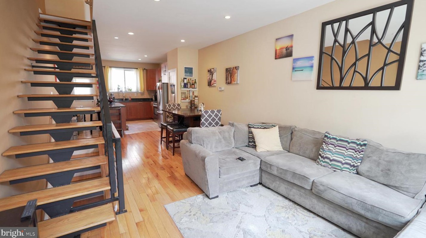 2707 Cambridge St, Philadelphia PA  19130-1206 exterior
