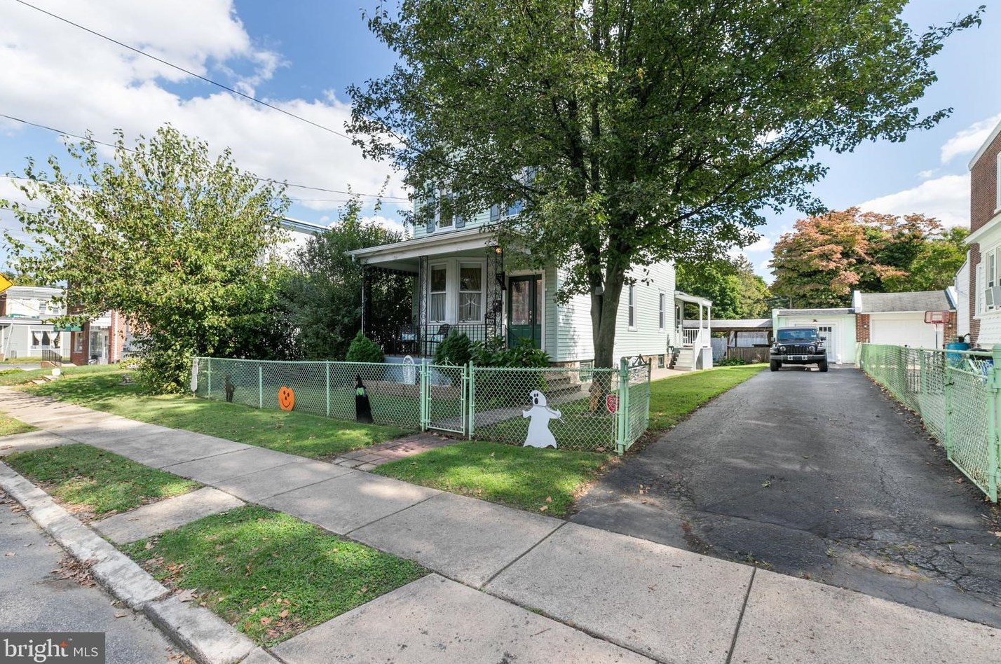 8127 Jeanes St, Philadelphia, PA 19111-2346