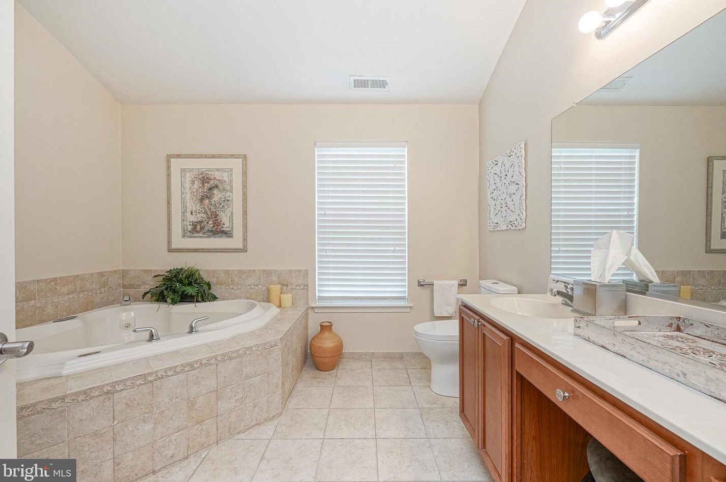 3513 Tuscany Dr, Philadelphia PA 19145-5742 exterior