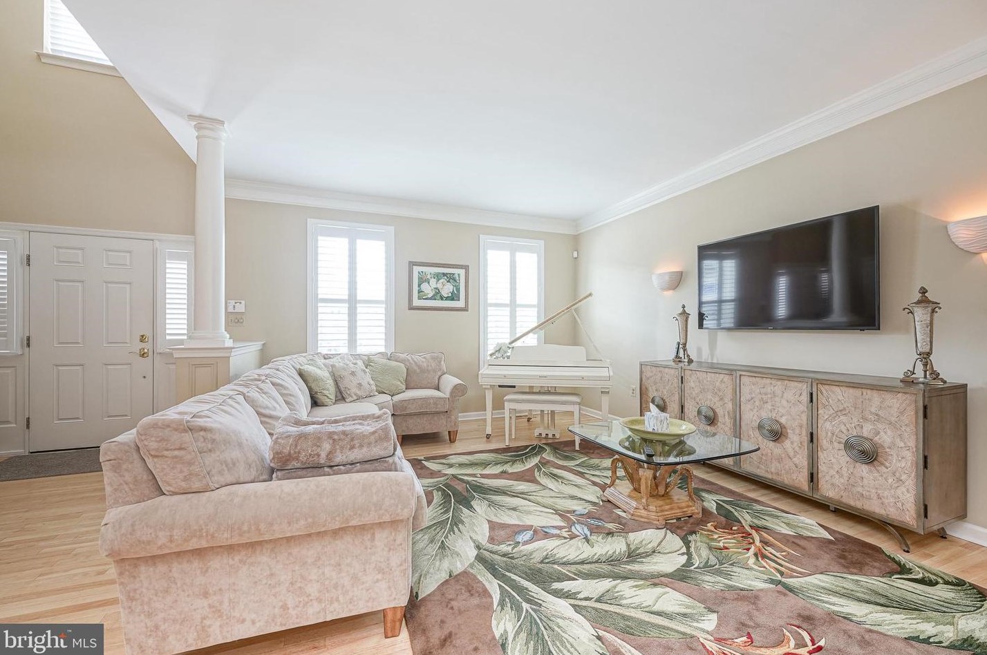 3513 Tuscany Dr, Philadelphia PA 19145-5742 exterior