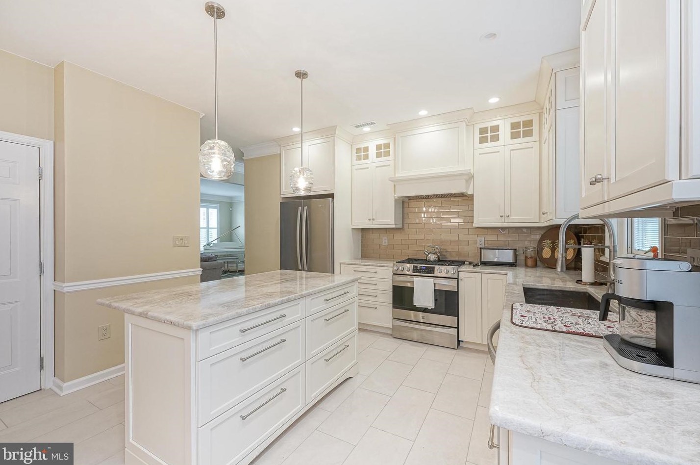 3513 Tuscany Dr, Philadelphia PA 19145-5742 exterior