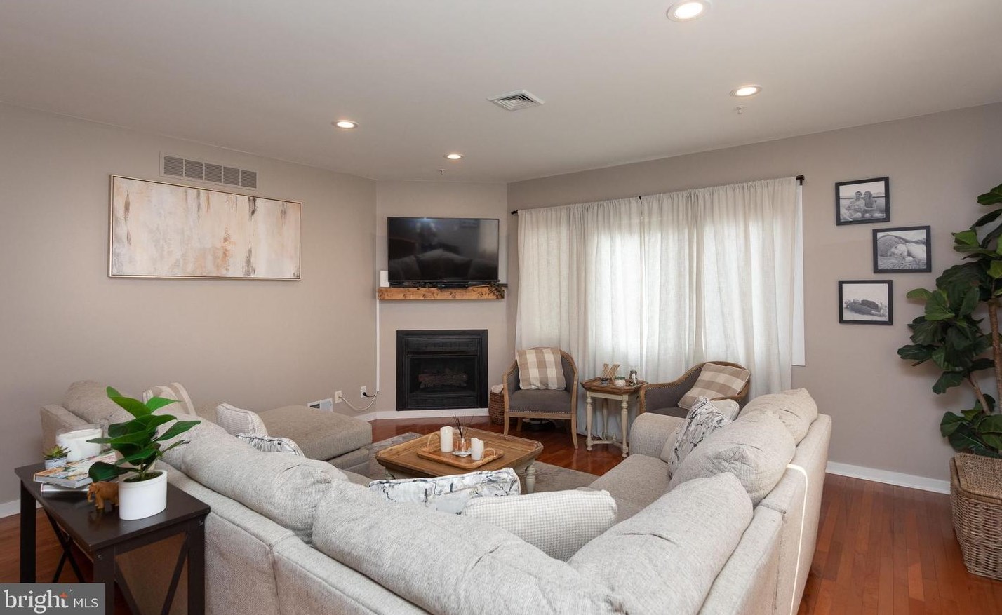919 N Front St Apt H, Philadelphia, PA