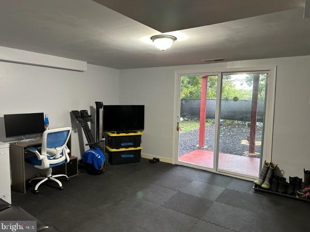 8026 Chelwynde Ave, Philadelphia PA 19153-1108 exterior