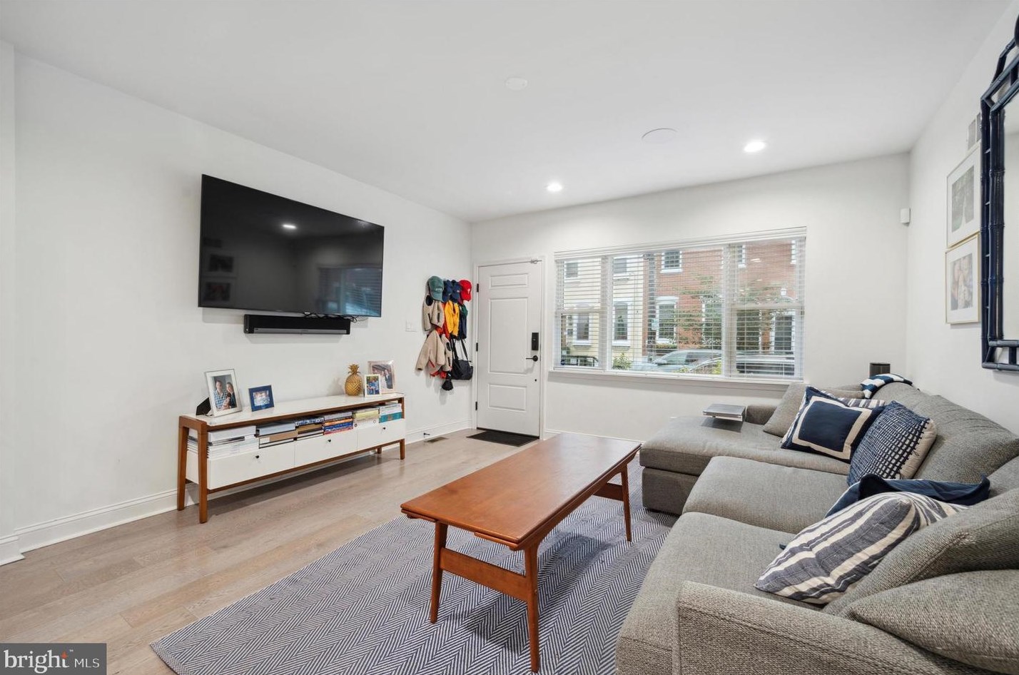 2019 Carpenter St, Philadelphia, PA 19146-2616