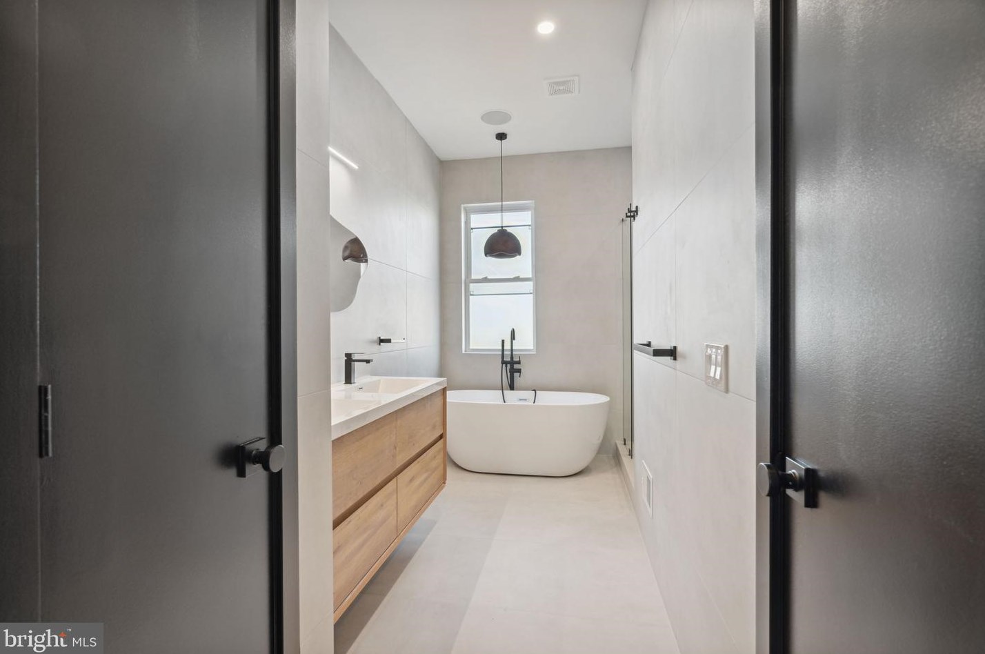 2945 Cambridge St, Philadelphia PA  19130-1115 exterior